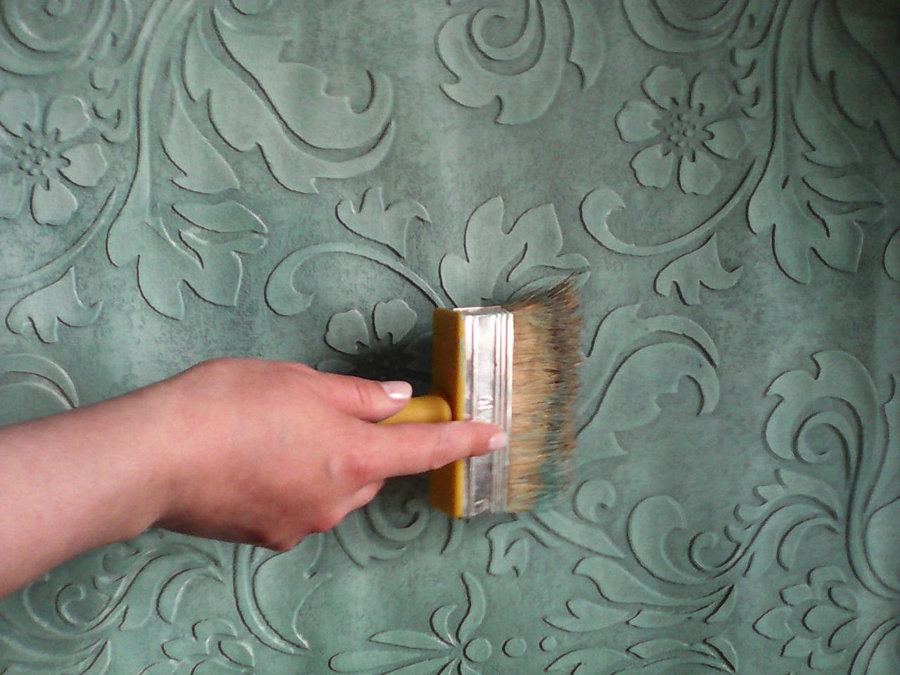Покраска фона валиком в основной цвет и тамповка методом «сухая кисть» в два цвета для получения эффекта окисления и патины.