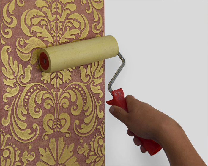 3. Прикатайте смонтированное полотно валиком для обоев, удаляя из-под полотна пузыри с воздухом и излишки клея.
