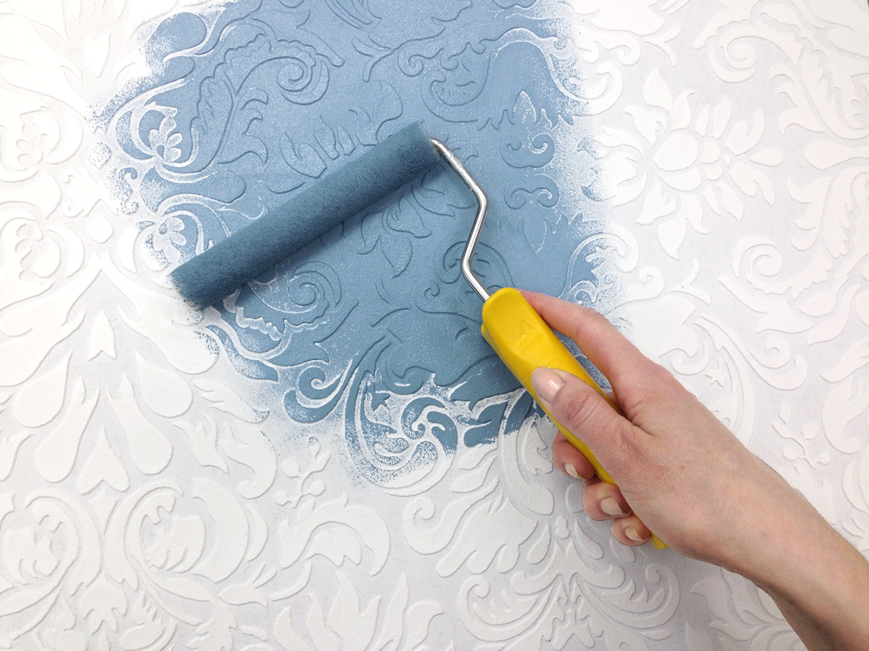 Нанесите первый слой краски, который будет являться фоновым при помощи кисти или валика. Оставьте покрытие на несколько часов, чтобы слой краски полностью высох.