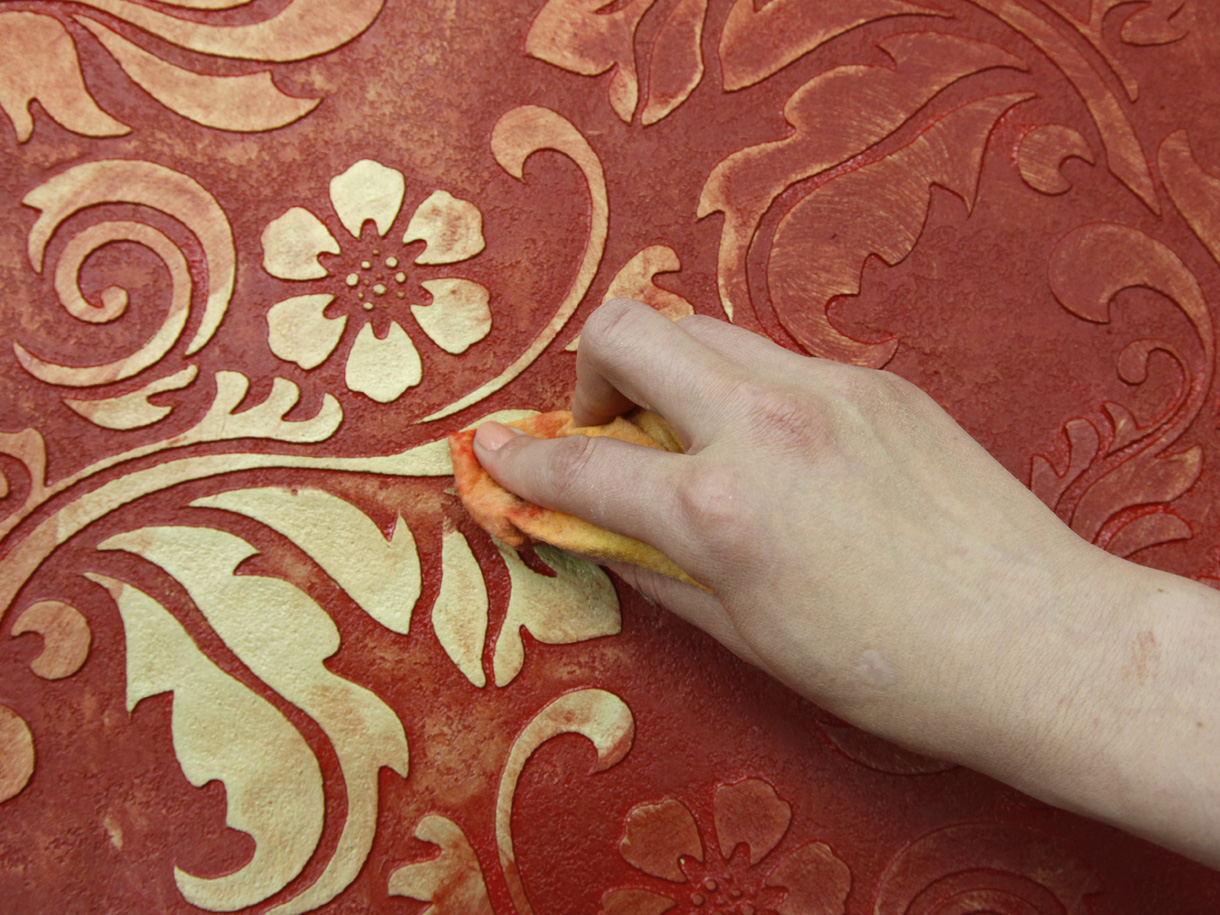 Не дожидаясь высыхания второго слоя, снимите салфеткой краску второго слоя с верхних частей рельефа, проявляя рельеф рисунка.